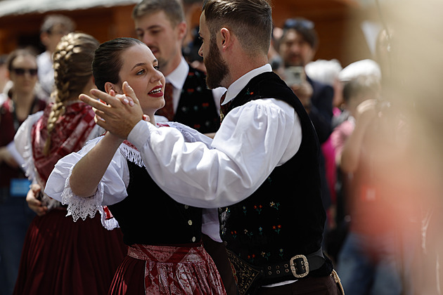 Sudetský sjezd: Pod sochou Jošta se tancuje, hoduje, ale i protestuje