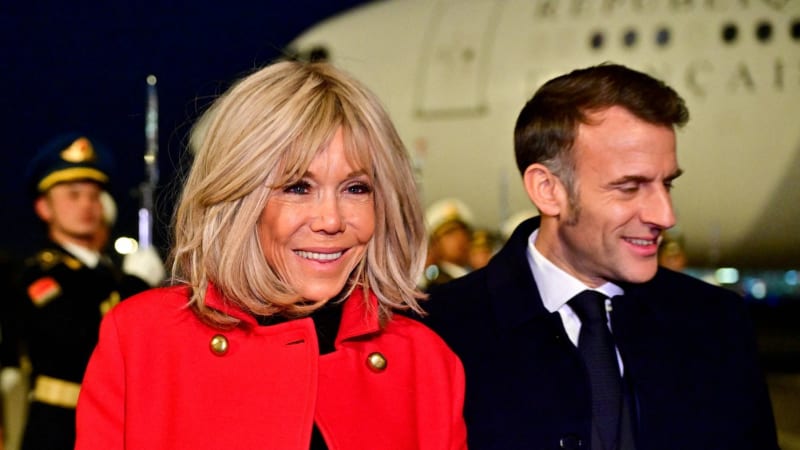 Krásné ženy mají smůlu. Macronová nekompromisně dohlíží na manželovo okolí, odhaluje kniha