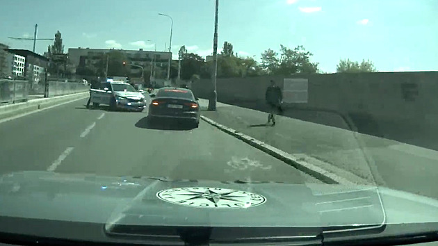 Řidič projel i policejní zátarasy. Majitel auta ani nevěděl, že mu ho ukradli