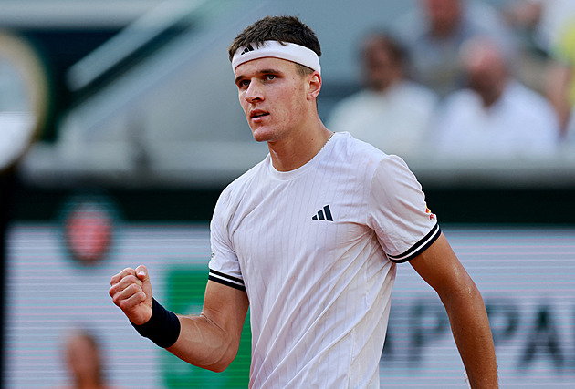 Roland Garros ONLINE: Menšík v osmifinále proti Rubljovovi získává první set