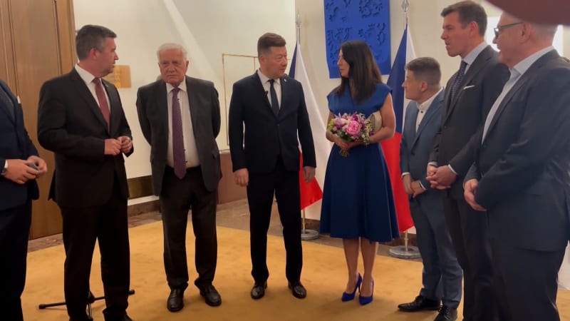 Úsměvy i jízlivosti ve Sněmovně: Okamura překvapil Pekarovou kyticí, Zeman si rýpl do Klause