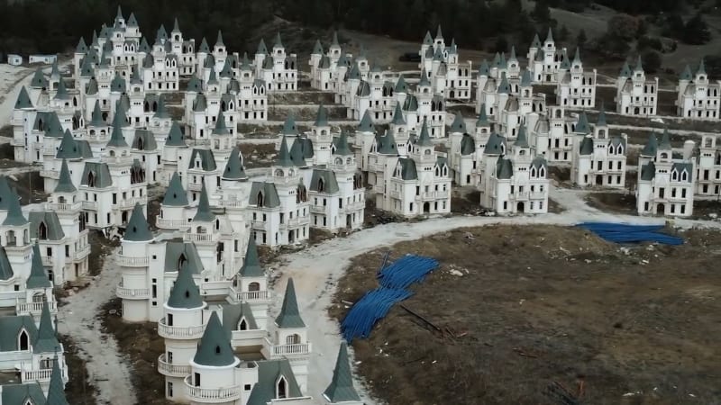 Lidé tady měli bydlet v zámcích jako z pohádky. Z tureckého „Disneylandu“ je město duchů