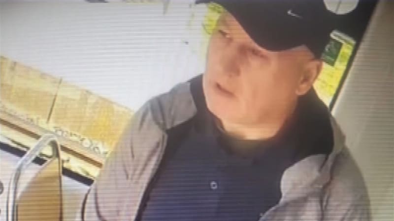 Poznáte ho? Muž se v Ostravě uspokojoval před školačkou v tramvaji, policie zveřejnila snímky