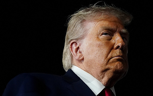 Írán sestřelil náš vrtulník Apache, budeme muset odpovědět, prohlásil Trump