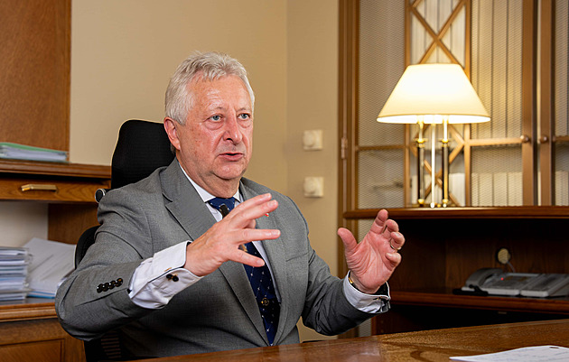 Zůna tlačí na vyšší výdaje na obranu. Příští rok by na ní chtěl dát dvě procenta HDP