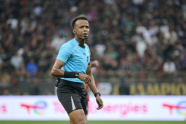 Somálský sudí v létě odřídí Superpohár. Fotbal má spojovat, řekla UEFA