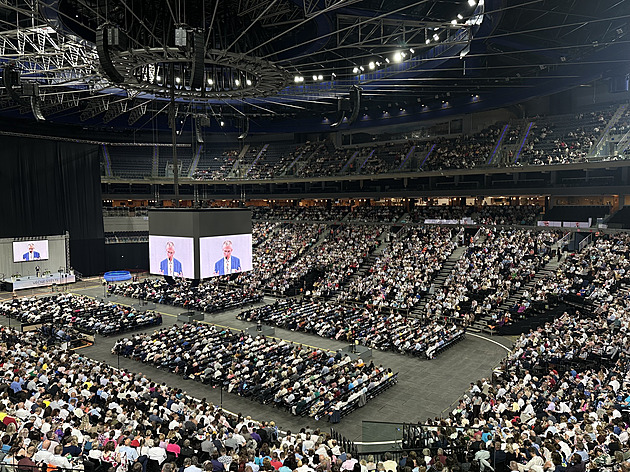 Svědkové Jehovovi zaplnili O2 arenu. Církev se mění, transfuze je ale stále tabu