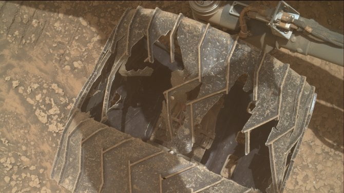 NASA ukázala silně poškozená kola roveru Curiosity. Přesto po 13 letech dál neúnavně zkoumá Mars