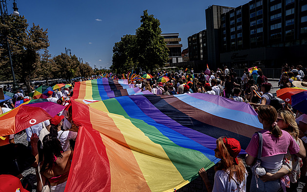 Palestinské vlajky i odkaz na Macinku. Prague Pride rozzářil Prahu barvami