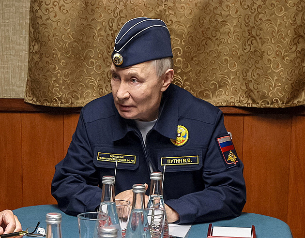 OBRAZEM: Putin a vojenské námořnictvo. Vyzkoušel uniformy už všech druhů armád