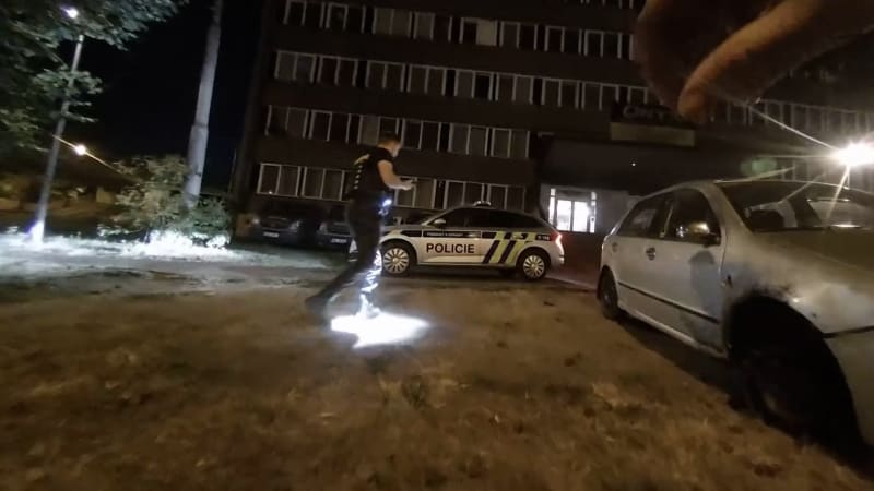 Opilý řidič jel v Ústí bez pneumatiky, policisty dvakrát napadl. Náhlý útok zachytila kamera