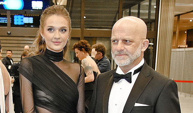 Hynek Čermák ukázal fotky ze svatby. Novomanželům přeje řada známých tváří
