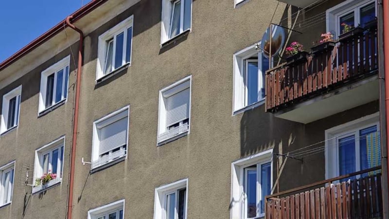 Pobodal otce, pak si podřízl hrdlo. Útočník z Meziboří nakonec v nemocnici zemřel