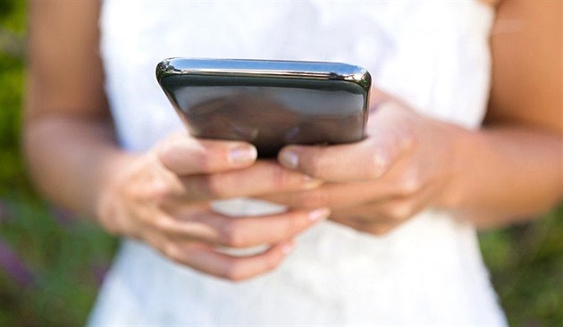 Muž loudil po manželce intimní fotky a videa, za vydírání skončil ve vazbě